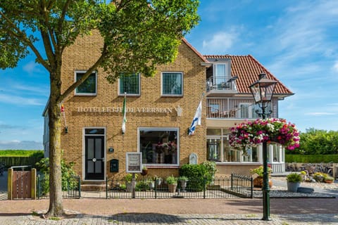 Property building, Nearby landmark, Spring, Summer, Seasons