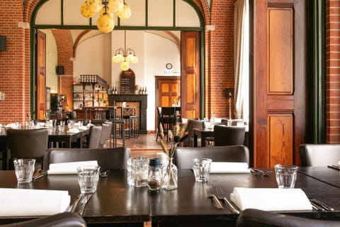 Restaurant/places to eat, Lounge or bar