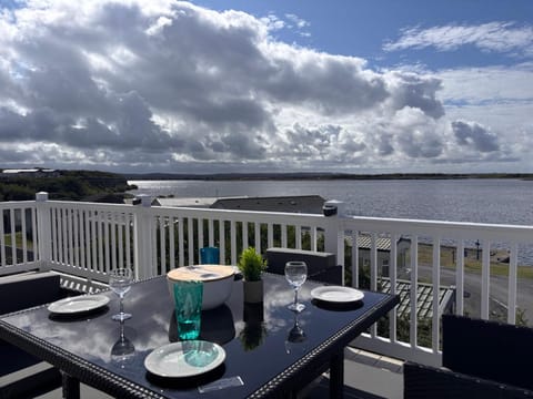 Natural landscape, Balcony/Terrace, Dining area, Lake view