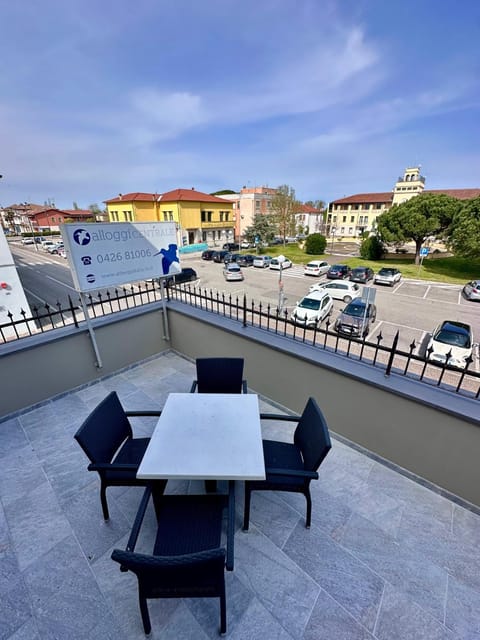 Property building, Balcony/Terrace, Balcony/Terrace, City view, Street view