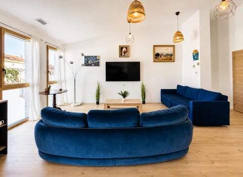 Communal lounge/ TV room, TV and multimedia, Living room, Evening entertainment