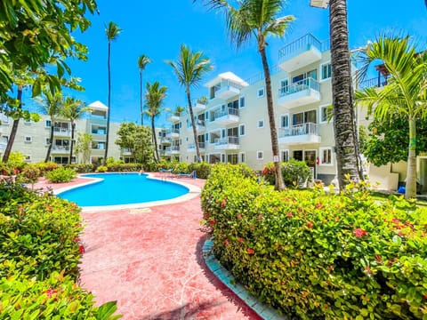 Property building, Garden, Garden view, Pool view, Swimming pool, sunbed