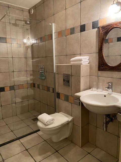 Toilet, Bathroom, towels