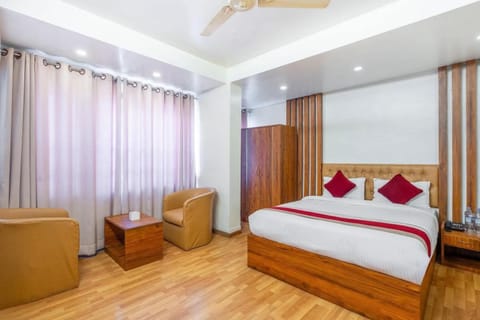 Bed, Photo of the whole room, Seating area, Bedroom