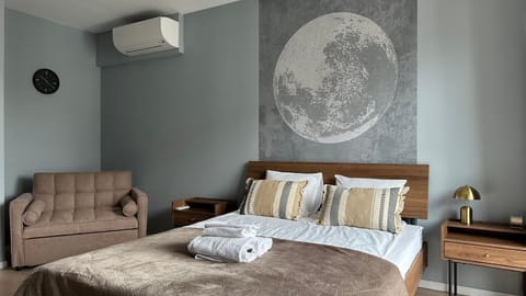 Bed, Photo of the whole room, towels, air conditioner