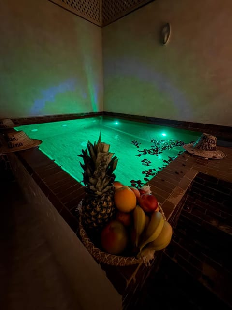 Shower, Swimming pool, Swimming pool