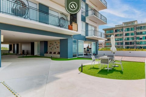 Property building, Day, Balcony/Terrace