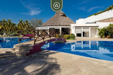 Property building, Day, Swimming pool, Swimming pool, sunbed