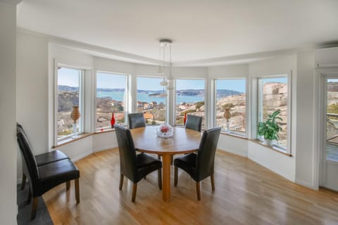 Dining area, Mountain view, Sea view