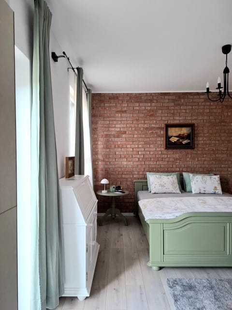 Bed, Seating area