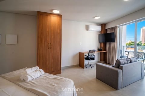 Bed, TV and multimedia, Balcony/Terrace, Bedroom, City view