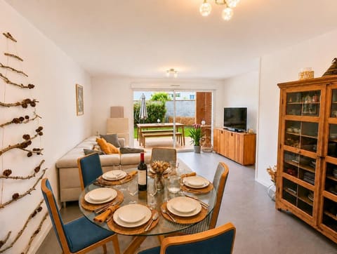TV and multimedia, Living room, Dining area