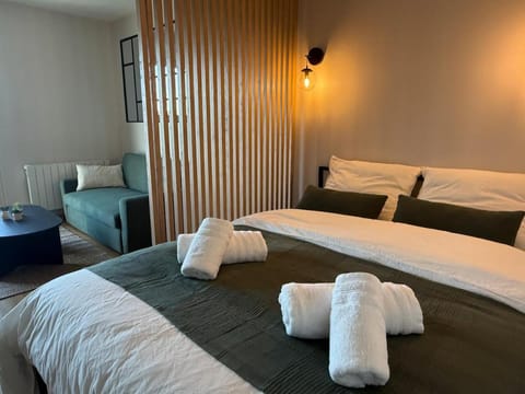 Bed, Photo of the whole room, Bedroom, towels