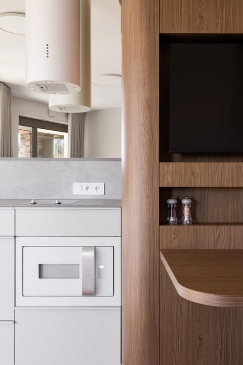 TV and multimedia, Kitchen or kitchenette, Dining area, dishwasher, microwave, stove