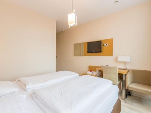 TV and multimedia, Seating area, Bedroom