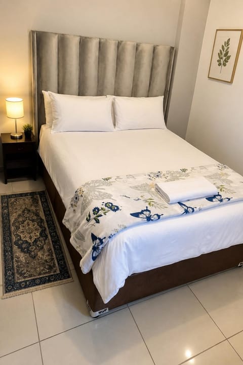 Bed, towels