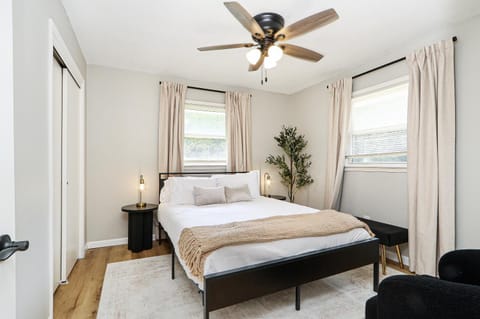 Bed, Photo of the whole room, Bedroom