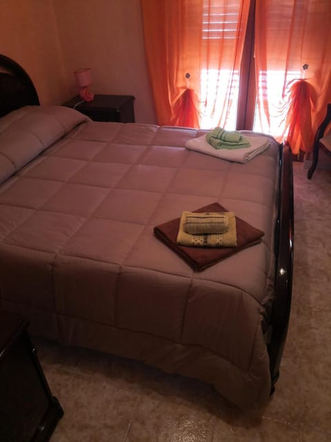 Bed, Bedroom, towels