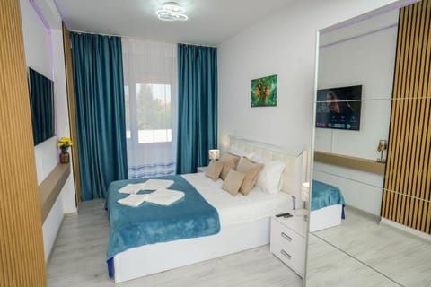 Bed, TV and multimedia, Photo of the whole room, Bedroom, towels, wardrobe