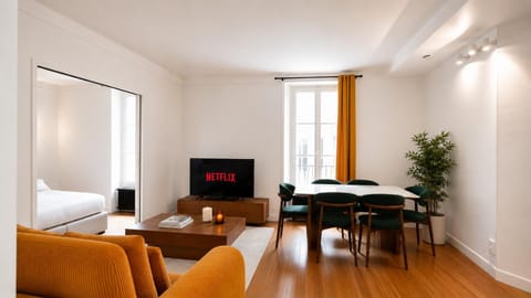 Communal lounge/ TV room, TV and multimedia, Living room, Seating area, Dining area, Evening entertainment