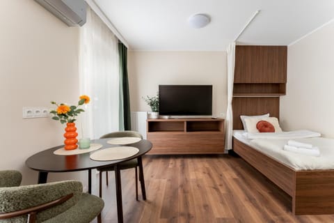 Communal lounge/ TV room, Bed, TV and multimedia, Living room, Photo of the whole room, Seating area, Evening entertainment, Bedroom