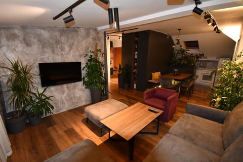 Communal lounge/ TV room, TV and multimedia, Living room, Seating area, Evening entertainment