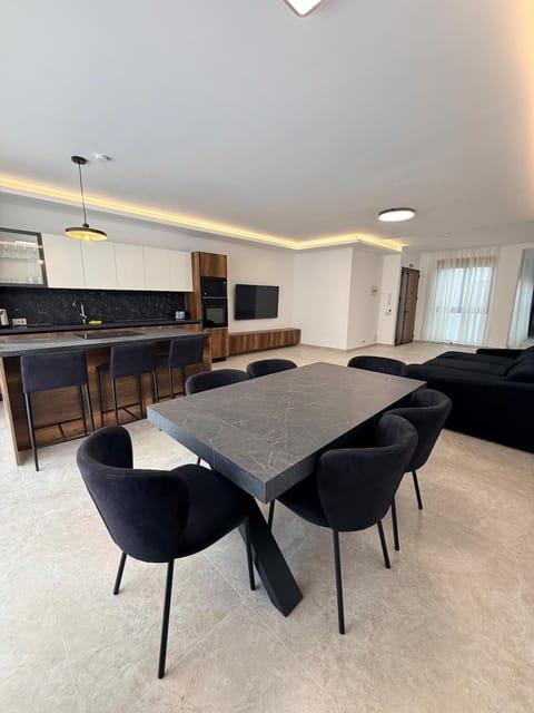 Communal lounge/ TV room, TV and multimedia, Kitchen or kitchenette, Living room, Dining area