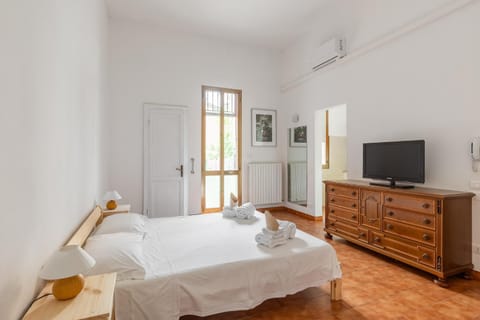 Bed, TV and multimedia, air conditioner