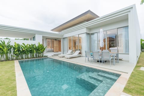 Property building, Patio, Day, Garden, Garden view, Pool view, Swimming pool, sunbed