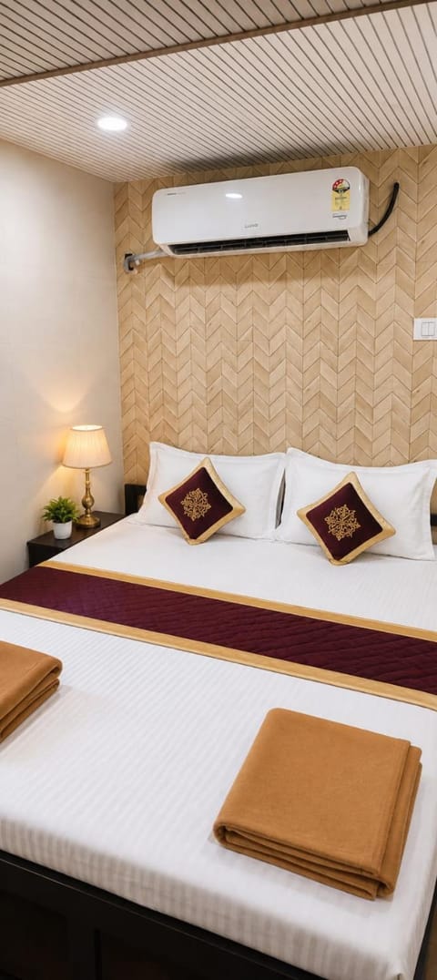 Bed, Photo of the whole room, Bedroom, air conditioner