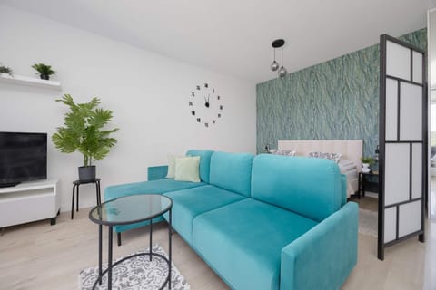 Bed, TV and multimedia, Living room, Photo of the whole room, Seating area, Evening entertainment, Bedroom