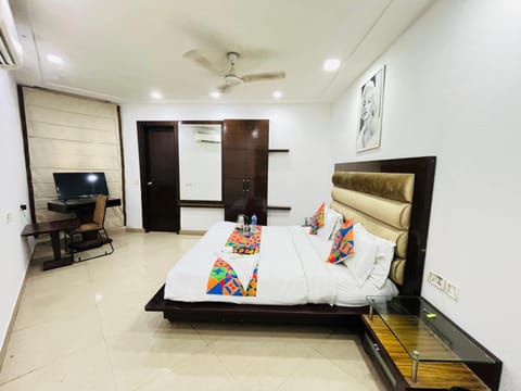 Bed, TV and multimedia, Living room, Photo of the whole room, Bedroom, wardrobe, air conditioner