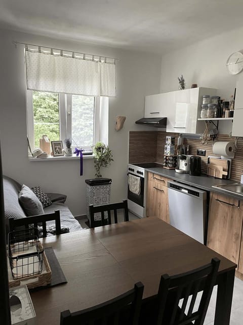 Coffee/tea facilities, Seating area, Dining area, dishwasher, oven, stove