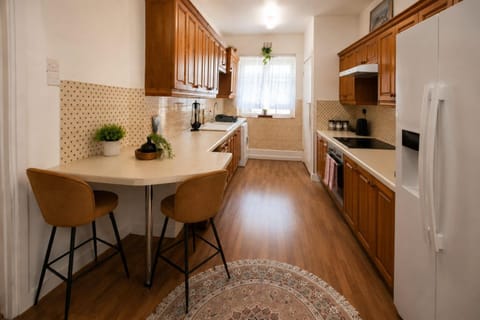 Kitchen or kitchenette, dishwasher, oven
