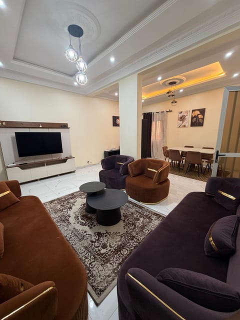 Communal lounge/ TV room, TV and multimedia, Living room, Seating area, Evening entertainment