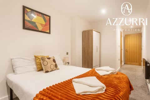 Bed, Photo of the whole room, Bedroom, Text overlay, towels, wardrobe