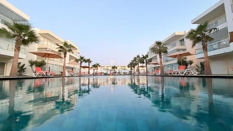 Property building, Pool view, Swimming pool, Swimming pool, sunbed