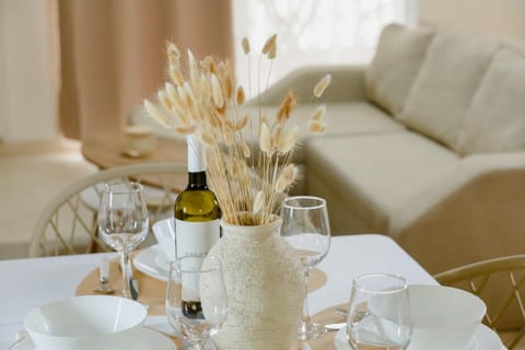 Living room, Food and drinks, Seating area, Dining area, Drinks, Alcoholic drinks