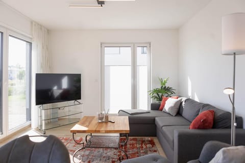 TV and multimedia, Living room, Seating area, Evening entertainment