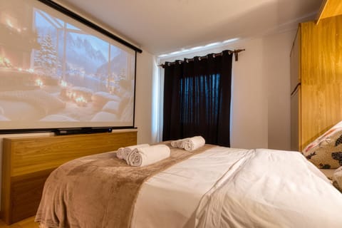Bed, TV and multimedia, Photo of the whole room, Bedroom