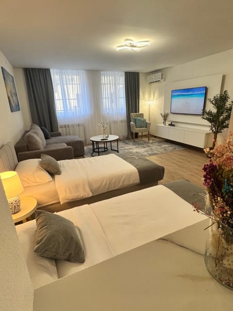 Communal lounge/ TV room, Bed, Living room