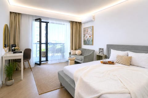 Bed, Seating area
