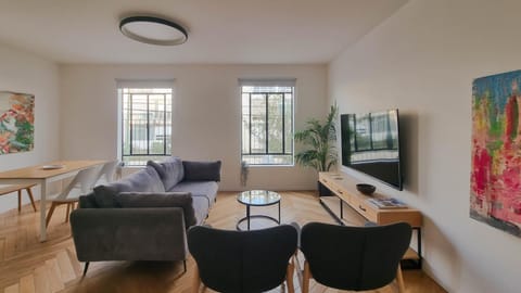 TV and multimedia, Living room, Seating area, Dining area, Evening entertainment