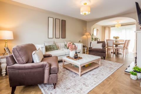 Living room, Decorative detail, Dining area