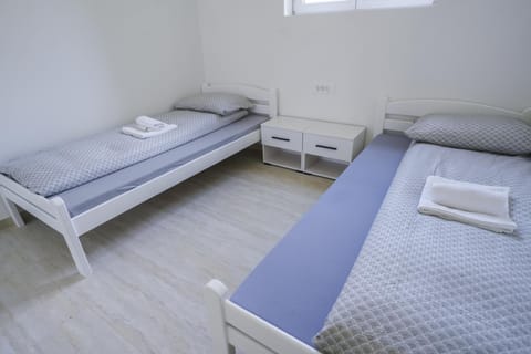Bed, towels