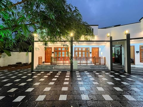 Property building, Facade/entrance, Night