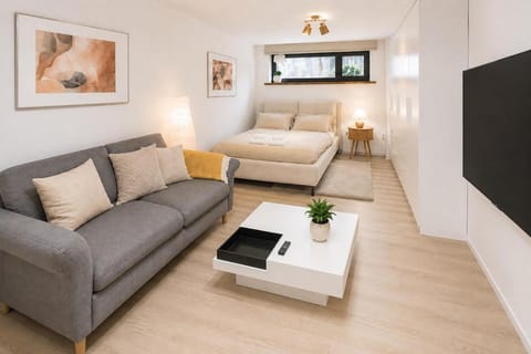 Bed, TV and multimedia, Bedroom