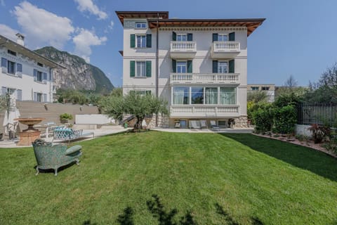 Property building, Patio, Day, Natural landscape, Garden, Garden view, Mountain view, Pool view, Swimming pool, sunbed