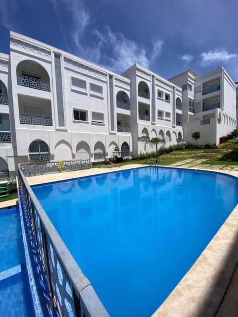 Property building, Day, Pool view, Swimming pool, sunbed