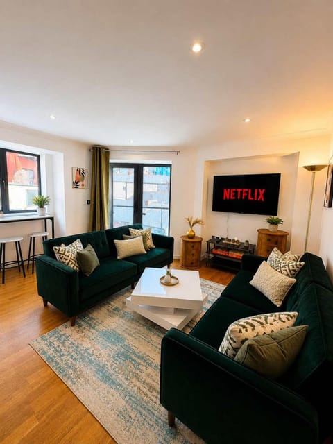 Communal lounge/ TV room, TV and multimedia, Living room, Seating area, Evening entertainment